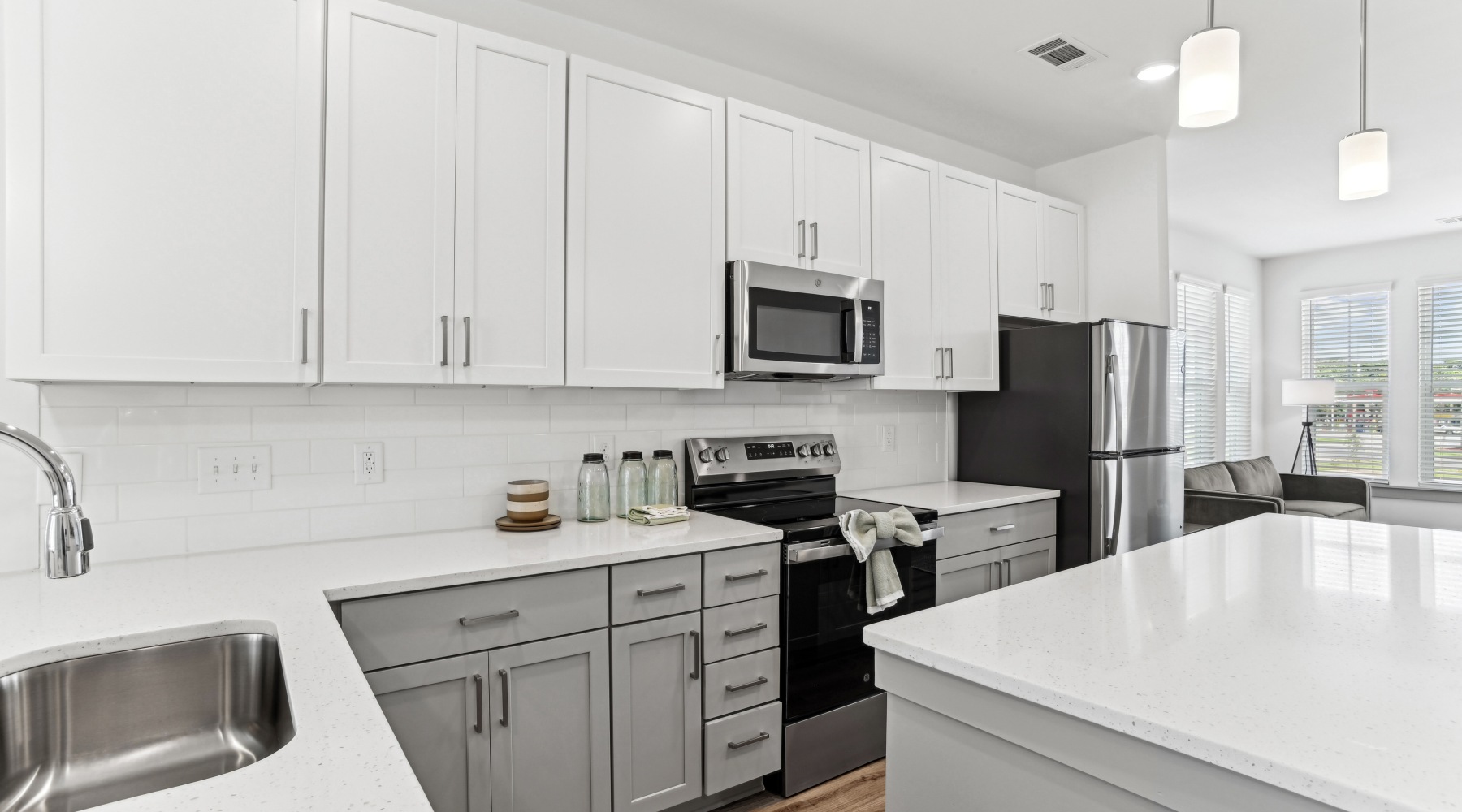 Dual-Toned Modern Cabinetry Dual-Toned Modern Cabinetry